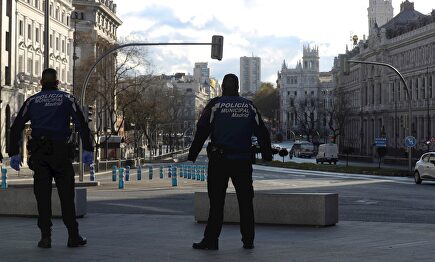 Dos agentes de Policía Municipal vigilan en Gran Vía-Alcalá, en Madrid |  EFE