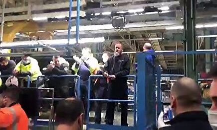 Los trabajadores de Mercedes Benz se plantan: "No se puede hacer ni un vehículo más"