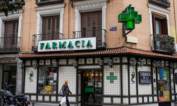 Una farmacia en Madrid | Alamy