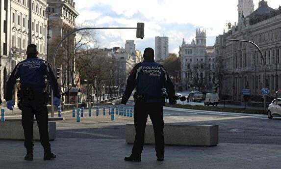 Dos agentes de Policía Municipal vigilan en Gran Vía-Alcalá, en Madrid |  EFE