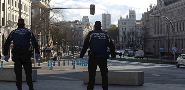 Dos agentes de Policía Municipal vigilan en Gran Vía-Alcalá, en Madrid | EFE