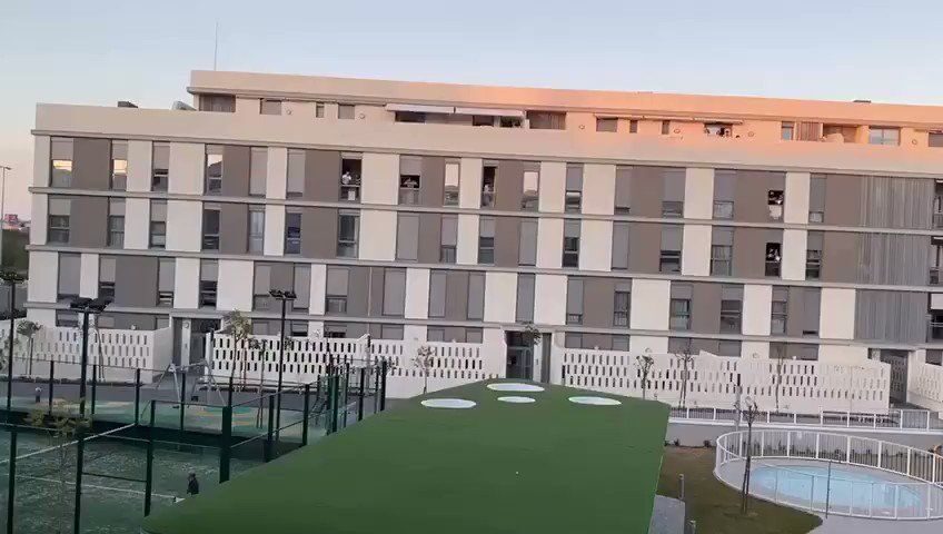 Varios vecinos juegan al bingo desde sus balcones durante el estado de alarma