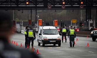 Agentes vigilan la frontera con Irún. | EFE