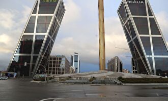 La madrileña Plaza de Castilla, tras el estado de alerta decretado por el Gobierno | EFE