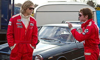Chris Hemsworth (James Hunt) y Daniel Bruhl (Niki Lauda), durante una secuencia de la película Rush. | Fotograma