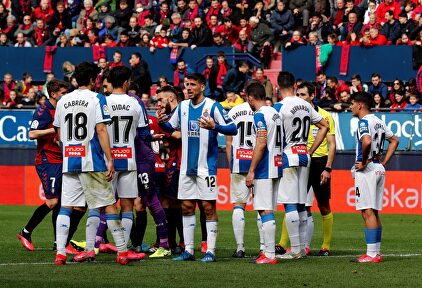 Los jugadores del Espanyol, durante el último partido ante Osasuna. |  EFE