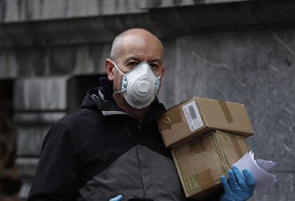 Trabajador con mascarilla y guantes | EFE