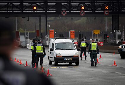Agentes vigilan la frontera de Irún a primera hora |  EFE