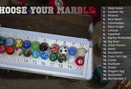 A falta de deporte... ¡carreras de canicas!