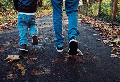 Padre e hijo caminando. | Pixabay/CC/Olichel
