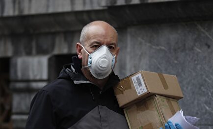 Trabajador con mascarilla y guantes | EFE