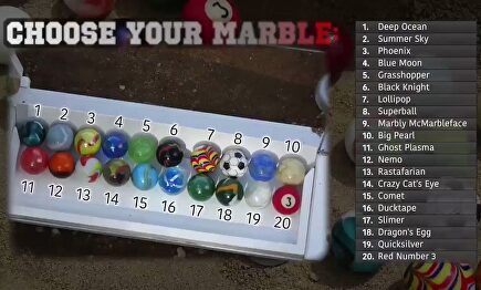 A falta de deporte... ¡carreras de canicas!