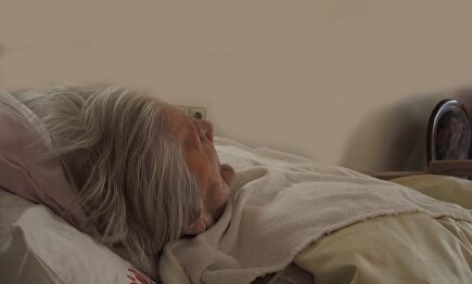 Anciana en su cama en la residencia de ancianos. |  Pixabay/CC/geralt