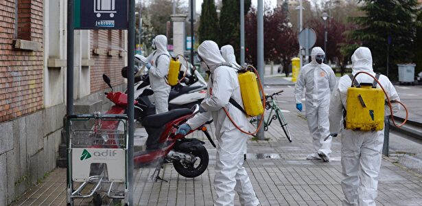 Militares desinfectado una estación de tres.