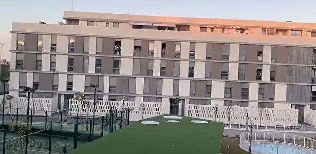 Varios vecinos juegan al bingo desde sus balcones durante el estado de alarma