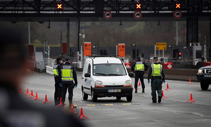Agentes vigilan la frontera con Irún. | EFE