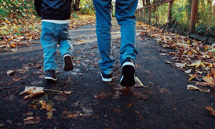 Padre e hijo caminando. |  Pixabay/CC/Olichel