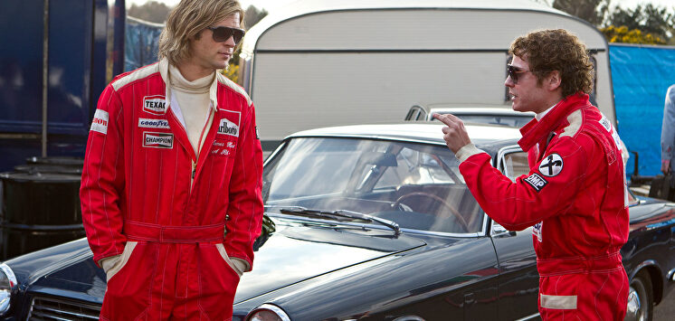Chris Hemsworth (James Hunt) y Daniel Bruhl (Niki Lauda), durante una secuencia de la película Rush. |  Fotograma