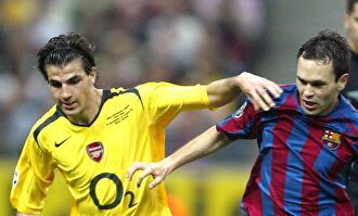 Andrés Iniesta lucha por un balón con Cesc Fábregas en la final entre Arsenal y Barcelona en París 2006. | Cordon Press