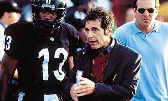 Al Pacino (c), Dennis Quaid (d) y Jamie Foxx, en Un domingo cualquiera. | Fotograma