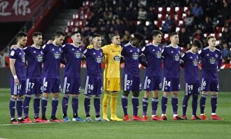 Los jugadores del Valladolid, que rechazaron hacerse el test, guardando un minuto de silencio en un partido de Liga. | Cordon Press
