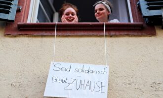 "Sé solidario, quédate en casa": cartel en una vivienda alemana | EFE