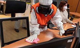 Desinfección en una sede de la DGT | EFE