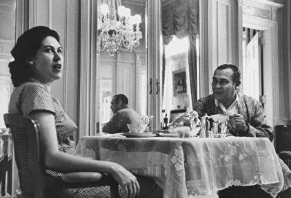 Batista desayunando en el Palacio Presidencial de La Habana con su esposa Marta Fernández Miranda,. |  Wikipedia