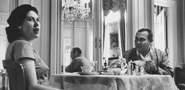 Batista desayunando en el Palacio Presidencial de La Habana con su esposa Marta Fernández Miranda,. | Wikipedia