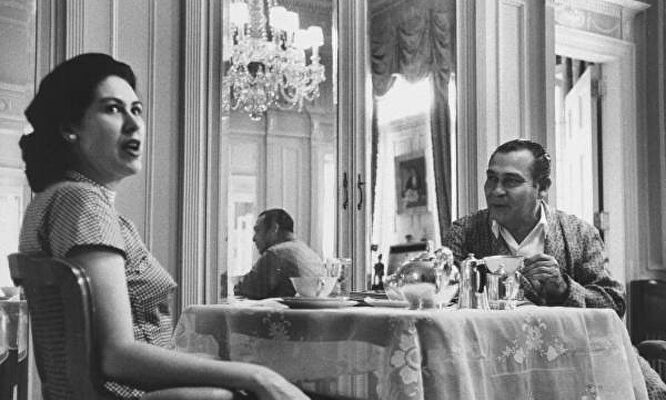 Batista desayunando en el Palacio Presidencial de La Habana con su esposa Marta Fernández Miranda,. | Wikipedia