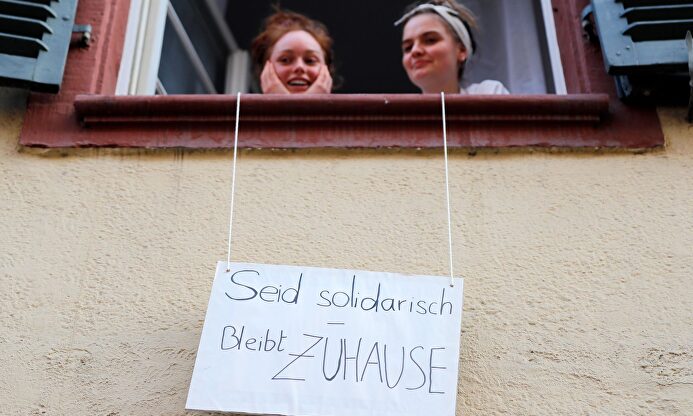 "Sé solidario, quédate en casa": cartel en una vivienda alemana | EFE