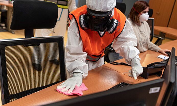 Desinfección en una sede de la DGT | EFE