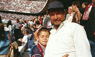 Morata junto a su padre en el Calderón. | Instagram