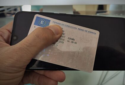 Ya puedes llevar el carnet de conducir en tu móvil gracias a la aplicación miDGT. | LD