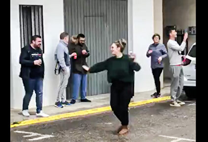 Insólitas imágenes de la alcaldesa de Masalavés de juerga, cerveza en mano, en plena cuarentena