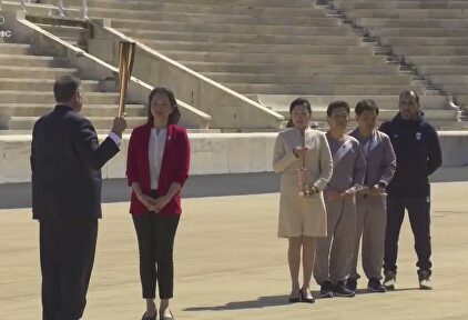 El COI no cede ante el coronavirus y enciende la llama olímpica de Tokio 2020