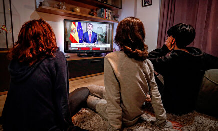 Tres niños atienden al discurso de Don Felipe sobre la crisis del cornavirus | EFE