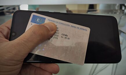 Ya puedes llevar el carnet de conducir en tu móvil gracias a la aplicación miDGT. | LD