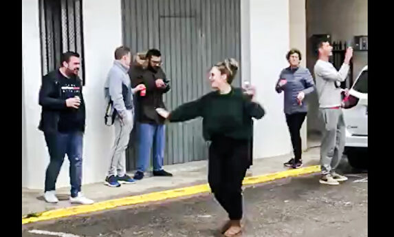 Insólitas imágenes de la alcaldesa de Masalavés de juerga, cerveza en mano, en plena cuarentena