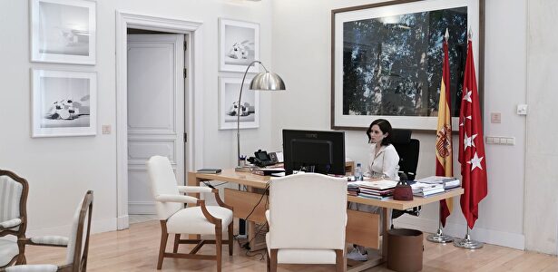 Isabel Díaz Ayuso en su despacho. | Comunidad de Madrid