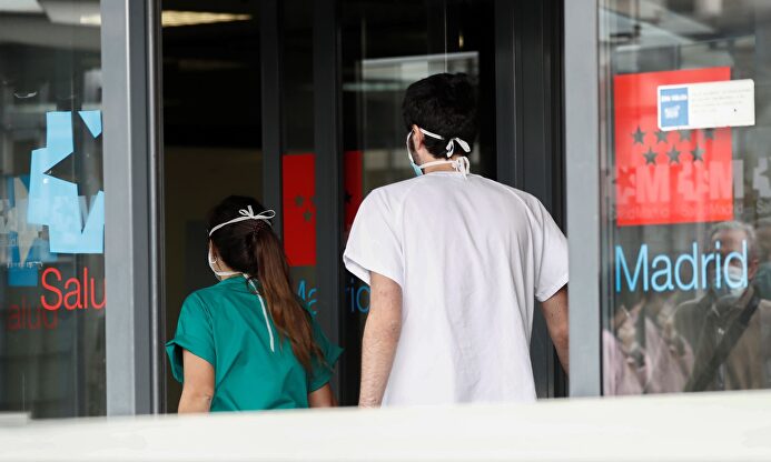 Personal sanitario del hospital La Paz de Madrid. | EFE