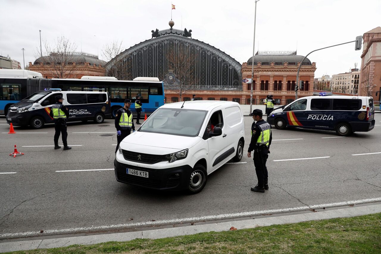 Controles de policía en la estación de Atocha de Madrid. | EFE
