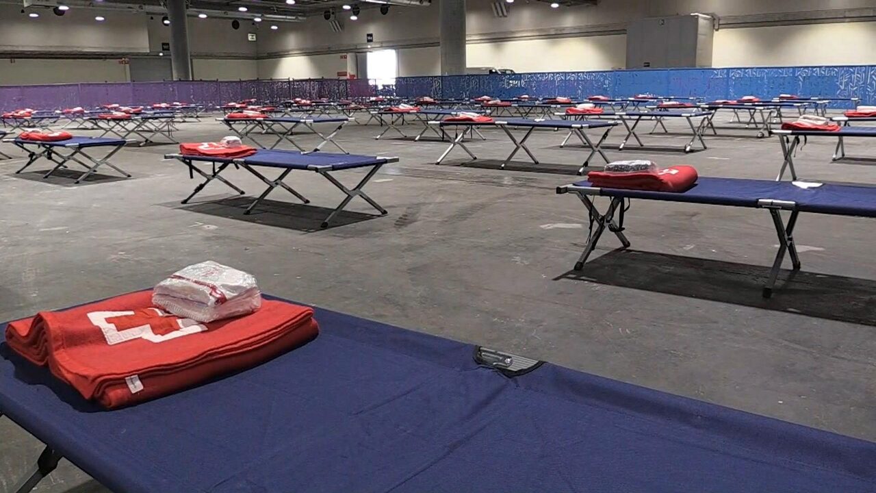 Las camas ya instaladas en el recinto ferial para las personas sin hogar. | EFE