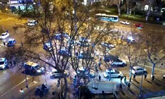 España se une: Policías y guardias civiles emocionan a los sanitarios con sus homenajes