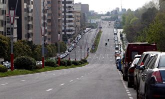 Una de las vías principales de Vigo, vacía por el confinamiento ciudadano | EFE