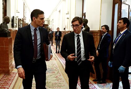 El presidente del Gobierno, Pedro Sánchez (i) conversa con el ministro de Sanidad, Salvador Illa (d) | EFE