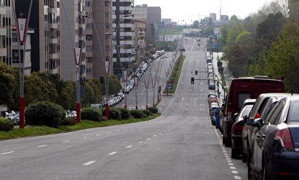 Una de las vías principales de Vigo, vacía por el confinamiento ciudadano | EFE