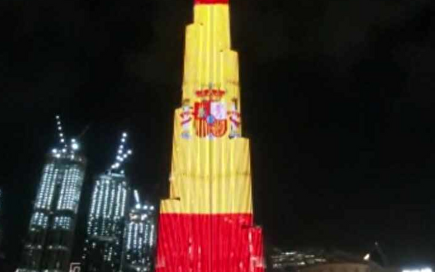 El edificio más alto del mundo se ilumina con una gigantesca bandera de España para homenajear a los sanitarios