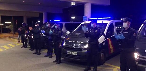 España se une: Policías y guardias civiles emocionan a los sanitarios con sus homenajes