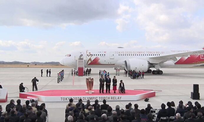 En plena pandemia por el coronavirus la antorcha olímpica llega a Japón